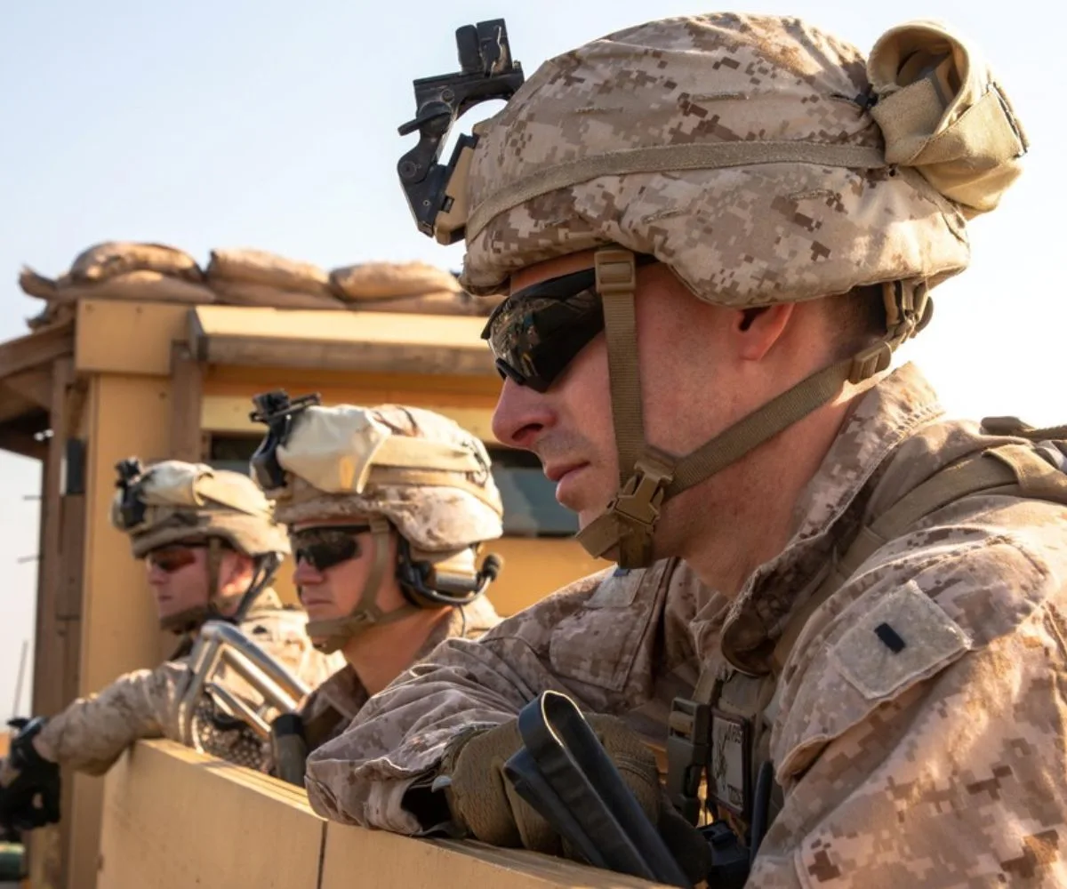 Efectivos del Cuerpo de Marines de los EE.UU. (USMC) vigilan desde un puesto fortificado en Irak