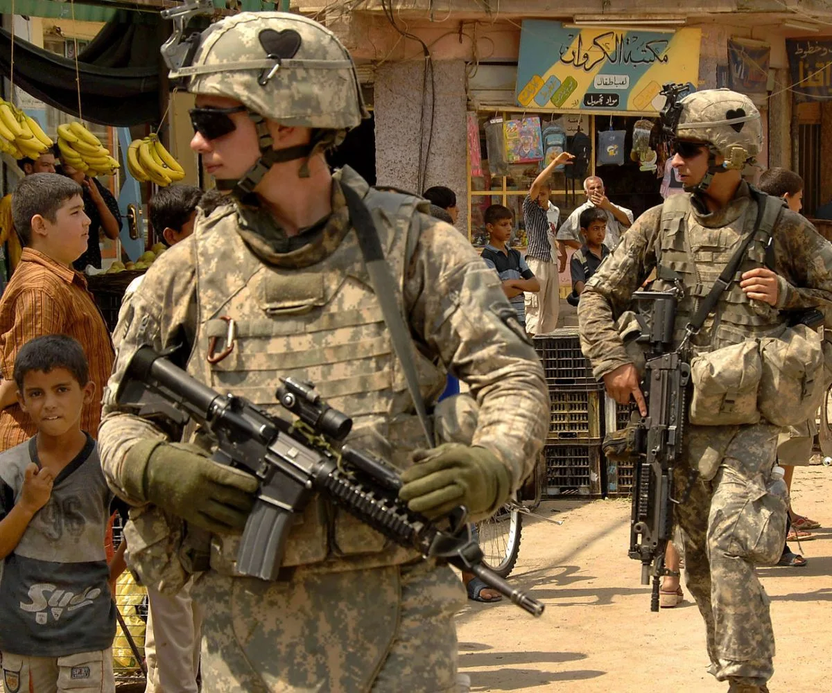 Soldados del Ejército de Estados Unidos realizan un patrullaje a pie por un mercado local en Irak