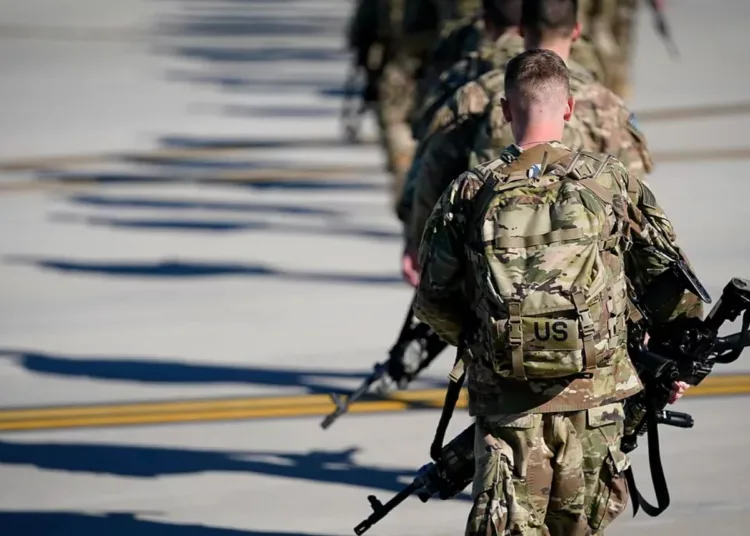Soldados del Ejército de los Estados Unidos marchan en formación sobre la pista de una base militar aérea antes de ser desplegados. Imagen ilustrativa