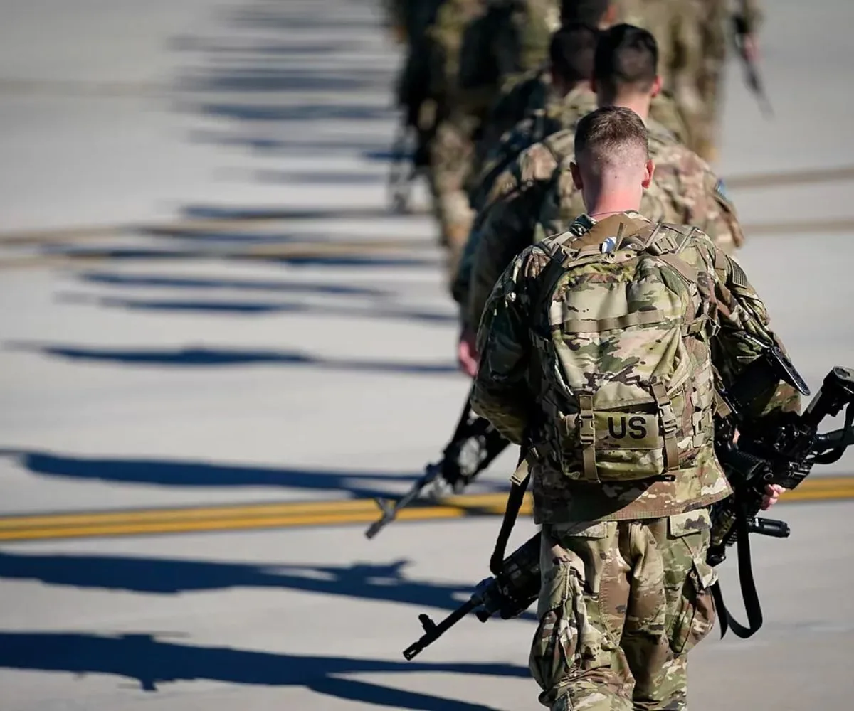 Soldados del Ejército de los Estados Unidos marchan en formación sobre la pista de una base militar aérea antes de ser desplegados. Imagen ilustrativa