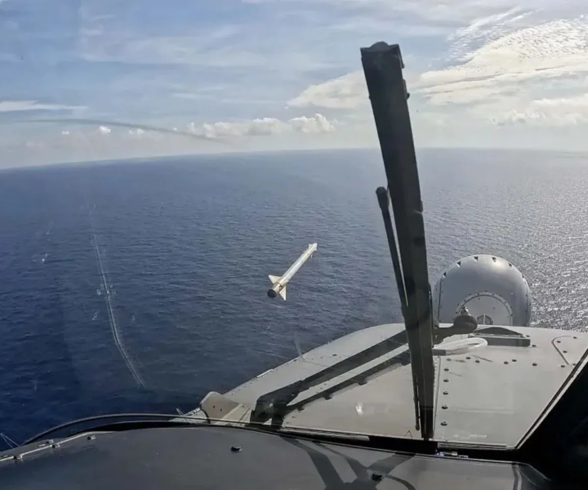 Lanzamiento de un misil Martlet desde un helicóptero Wildcat de la Royal Navy. 