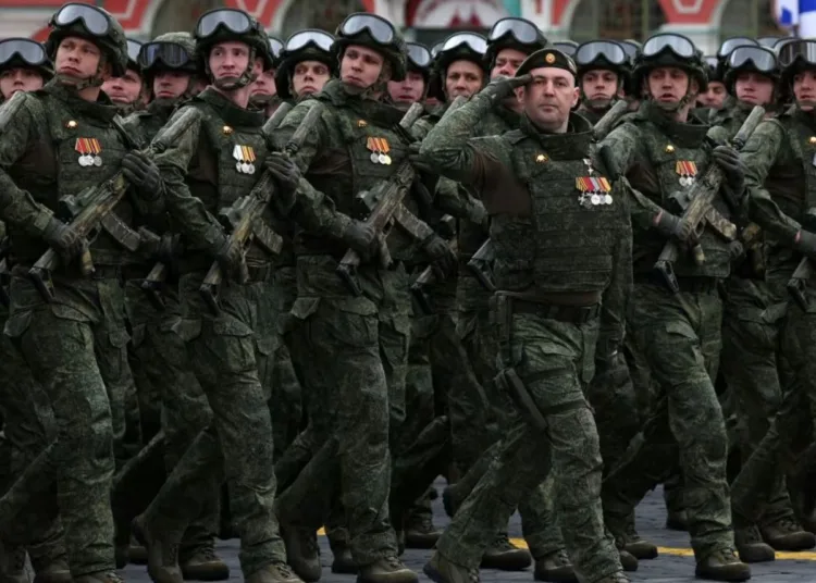 Soldados rusos marchan durante el desfile del Día de la Victoria el 9 de mayo en Moscú. Imagen ilustrativa