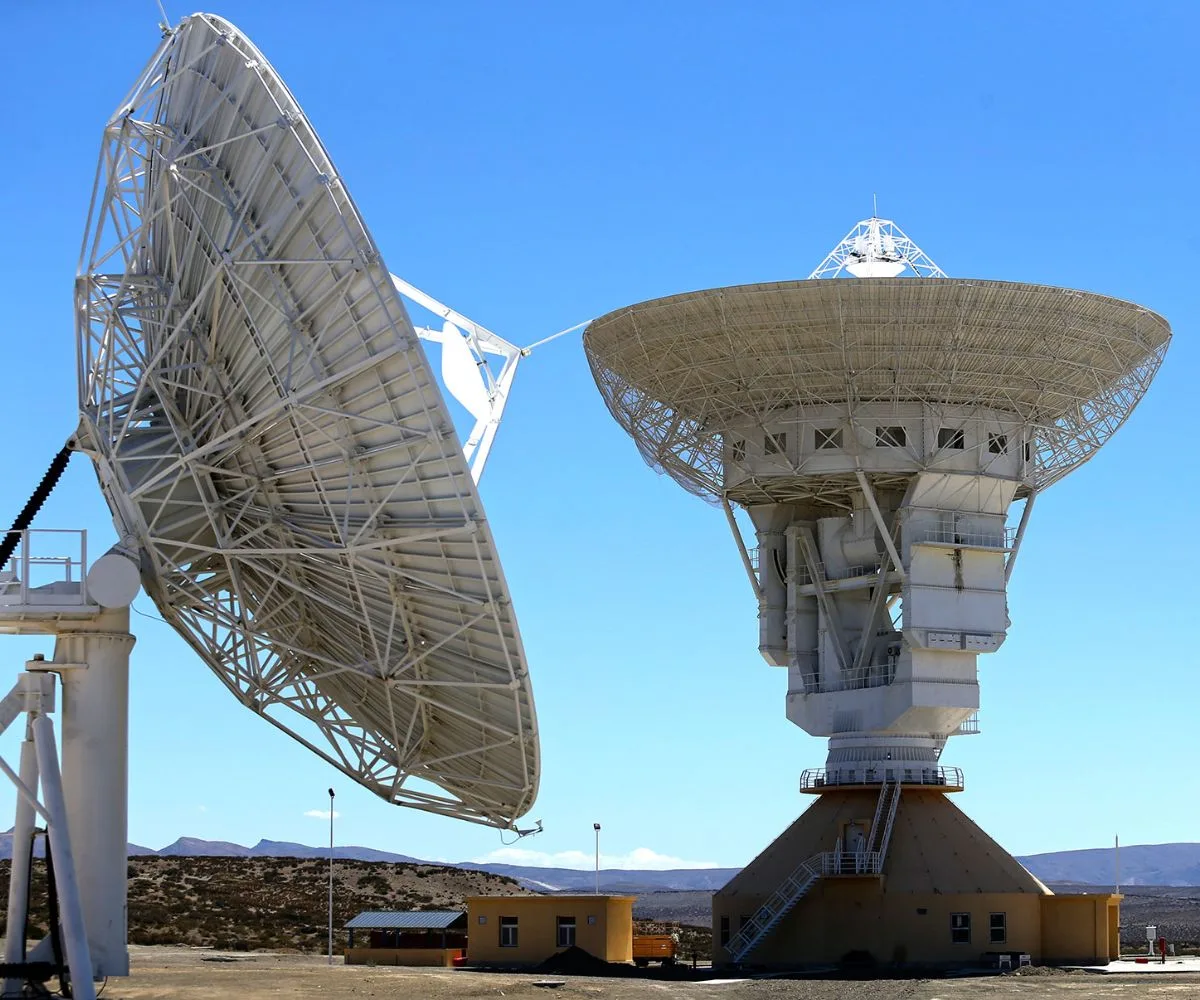 Antenas de 35 metros de la base europea (Mendoza) y de la base china (Neuquén)