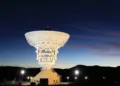 Vista nocturna de la antena de 35 metros de la Estación de Espacio Lejano de China, ubicada en el paraje Quintuco, cerca de Bajada del Agrio en la provincia de Neuquén
