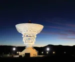 Vista nocturna de la antena de 35 metros de la Estación de Espacio Lejano de China, ubicada en el paraje Quintuco, cerca de Bajada del Agrio en la provincia de Neuquén