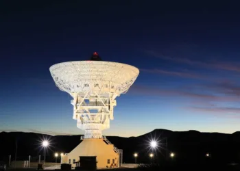 Vista nocturna de la antena de 35 metros de la Estación de Espacio Lejano de China, ubicada en el paraje Quintuco, cerca de Bajada del Agrio en la provincia de Neuquén