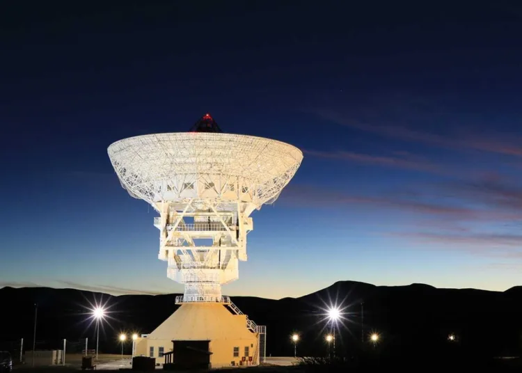 Vista nocturna de la antena de 35 metros de la Estación de Espacio Lejano de China, ubicada en el paraje Quintuco, cerca de Bajada del Agrio en la provincia de Neuquén