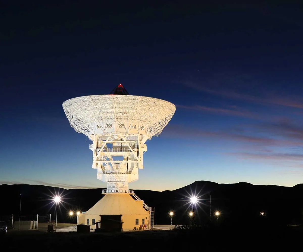 Vista nocturna de la antena de 35 metros de la Estación de Espacio Lejano de China, ubicada en el paraje Quintuco, cerca de Bajada del Agrio en la provincia de Neuquén