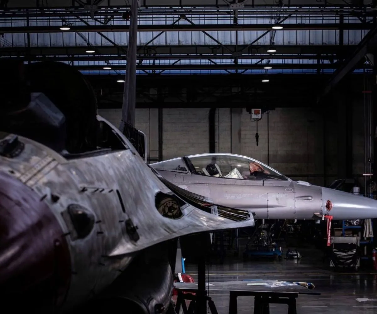 Caza Lockheed Martin F-16 Fighting Falcon, durante los trabajos de revisión técnica y mantenimiento en las instalaciones de Sabena Engineering en Gosselies, Bélgica