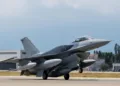 El avión de combate Lockheed Martin F-16C Block 70 (matrícula 6728) de la Fuerza Aérea de Taiwán aterriza en la Base Aérea de Chihhang, en Taitung, tras llegar desde Estados Unidos