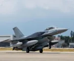 El avión de combate Lockheed Martin F-16C Block 70 (matrícula 6728) de la Fuerza Aérea de Taiwán aterriza en la Base Aérea de Chihhang, en Taitung, tras llegar desde Estados Unidos