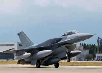 El avión de combate Lockheed Martin F-16C Block 70 (matrícula 6728) de la Fuerza Aérea de Taiwán aterriza en la Base Aérea de Chihhang, en Taitung, tras llegar desde Estados Unidos