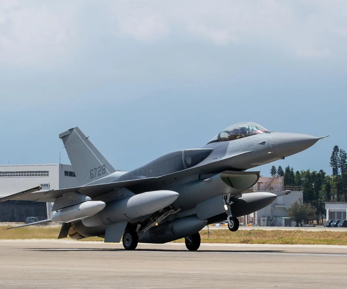 El avión de combate Lockheed Martin F-16C Block 70 (matrícula 6728) de la Fuerza Aérea de Taiwán aterriza en la Base Aérea de Chihhang, en Taitung, tras llegar desde Estados Unidos