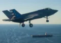 Un piloto de pruebas de F-35 del Escuadrón de Pruebas y Evaluación Aérea Dos Tres (VX-23), División de Aeronaves del Centro de Guerra Aérea Naval (NAWCAD), pilota un caza F-35C Lightning II hacia la PCU John F. Kennedy (CVN 79) en el Atlántico Occidental el 13 de octubre de 2026.