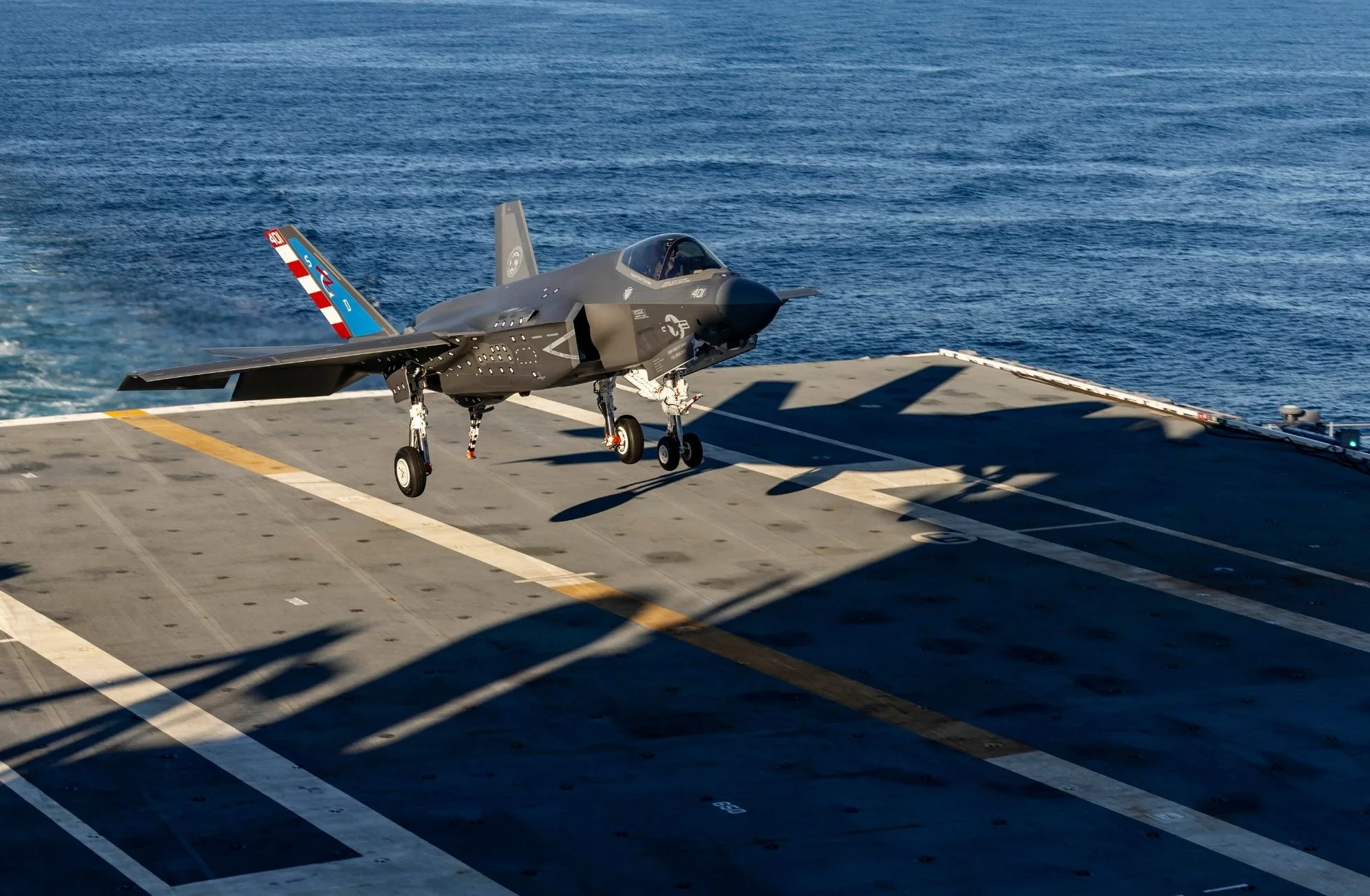 Un piloto de pruebas de F-35 del Escuadrón de Pruebas y Evaluación Aérea Dos Tres (VX-23), División de Aeronaves del Centro de Guerra Aérea Naval (NAWCAD), pilota un caza F-35C Lightning II hacia la PCU John F. Kennedy (CVN 79) en el Atlántico Occidental el 13 de octubre de 2026.