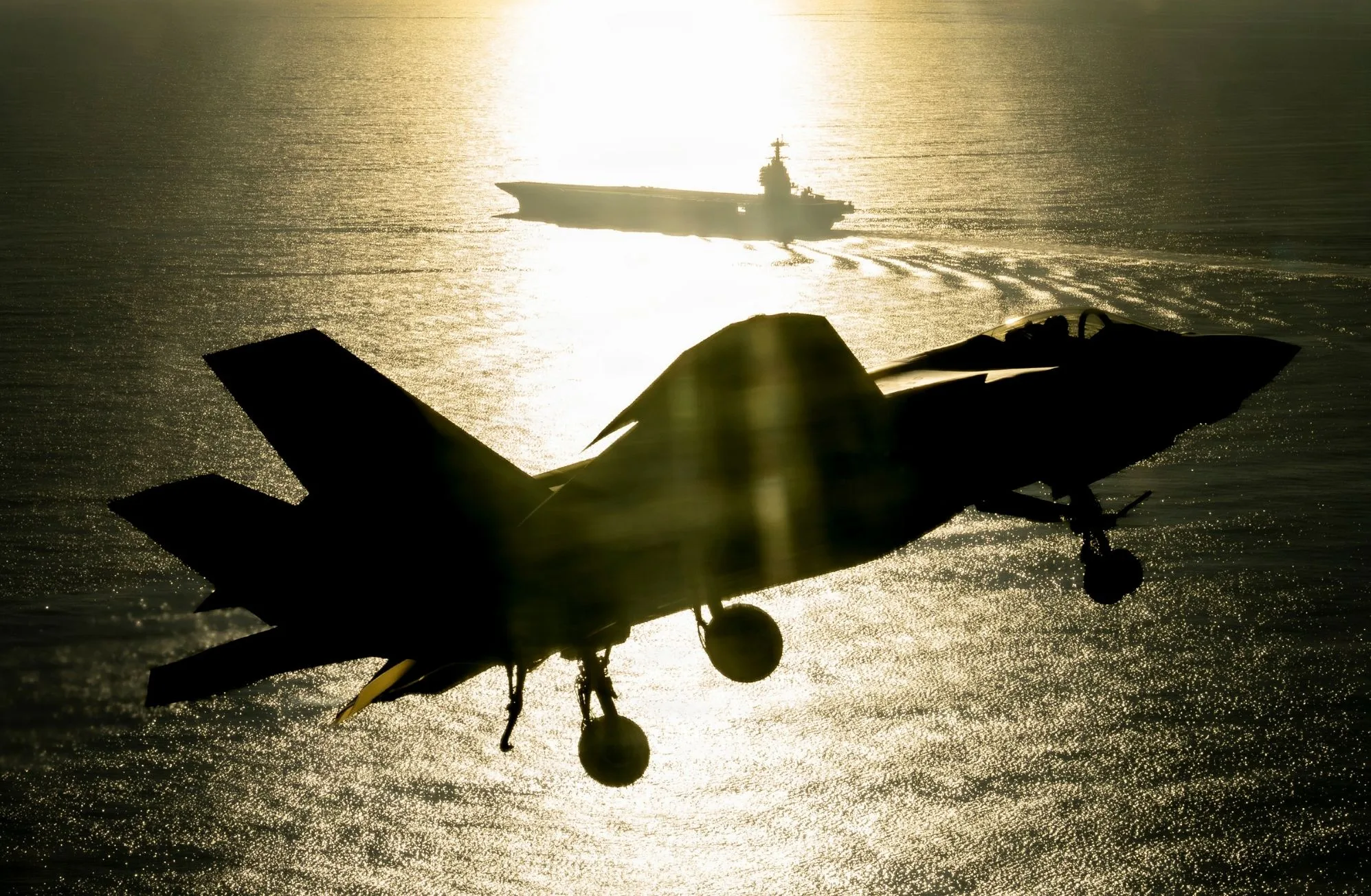Un piloto de pruebas de F-35 del Escuadrón de Pruebas y Evaluación Aérea Dos Tres (VX-23), División de Aeronaves del Centro de Guerra Aérea Naval (NAWCAD), pilota un caza F-35C Lightning II hacia la PCU John F. Kennedy (CVN 79) en el Atlántico Occidental el 13 de octubre de 2026.