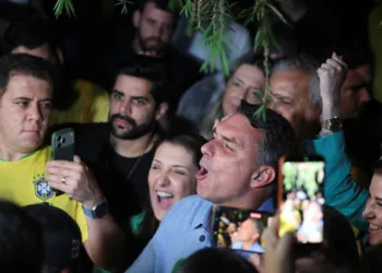 El candidato presidencial brasileño Flavio Bolsonaro, del Partido Liberal (PL), después de que la autoridad electoral del país anunciara que se enfrentará al presidente Luiz Inácio Lula da Silva en la segunda vuelta. Foto Reuters