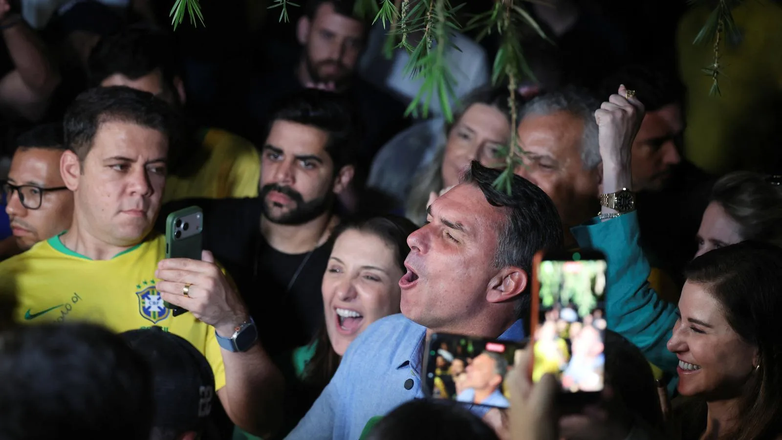 El candidato presidencial brasileño Flavio Bolsonaro, del Partido Liberal (PL), después de que la autoridad electoral del país anunciara que se enfrentará al presidente Luiz Inácio Lula da Silva en la segunda vuelta. Foto Reuters