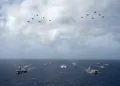 El Grupo de Ataque del portaaviones Liaoning de China ha llegado al Estrecho de Luzón, acompañado de una formación naval con aviones de combate. Créditos: PLA Military Updates.