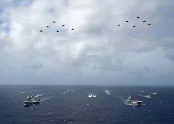 El Grupo de Ataque del portaaviones Liaoning de China ha llegado al Estrecho de Luzón, acompañado de una formación naval con aviones de combate. Créditos: PLA Military Updates.