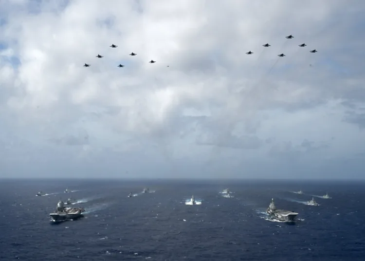 El Grupo de Ataque del portaaviones Liaoning de China ha llegado al Estrecho de Luzón, acompañado de una formación naval con aviones de combate. Créditos: PLA Military Updates.