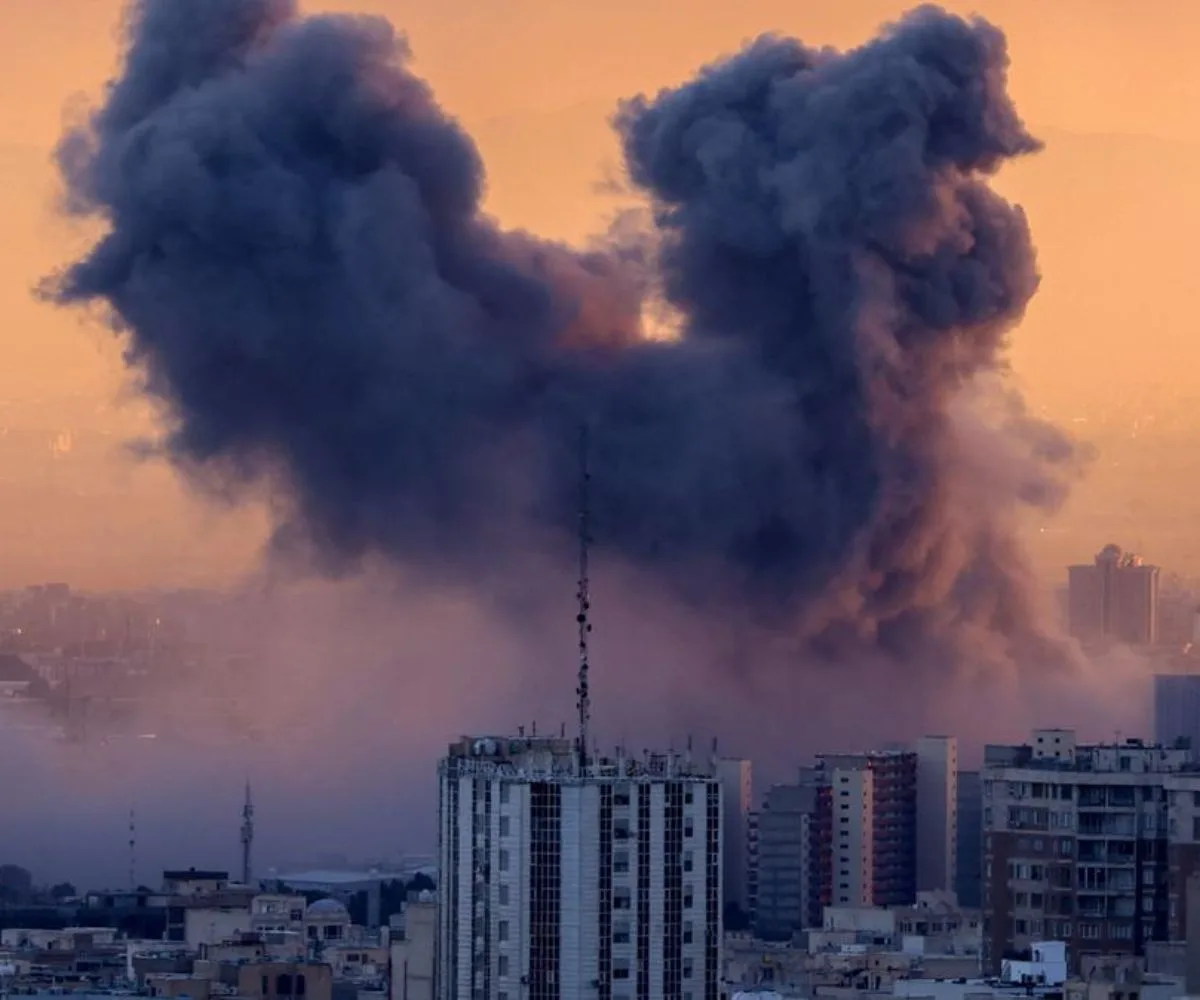 Una gran columna de humo se eleva sobre Teherán tras una oleada de ataques aéreos en el marco del conflicto militar con Estados Unidos en Medio Oriente.