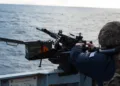Un efectivo de la Marina Real británica realiza disparos de práctica con una ametralladora pesada a bordo del patrullero HMS Medway durante la Operación Southern Vigilance, desarrollada a finales de julio de 2026 en el límite de la Zona de Conservación de las Islas Malvinas. Imagen ilustrativa.