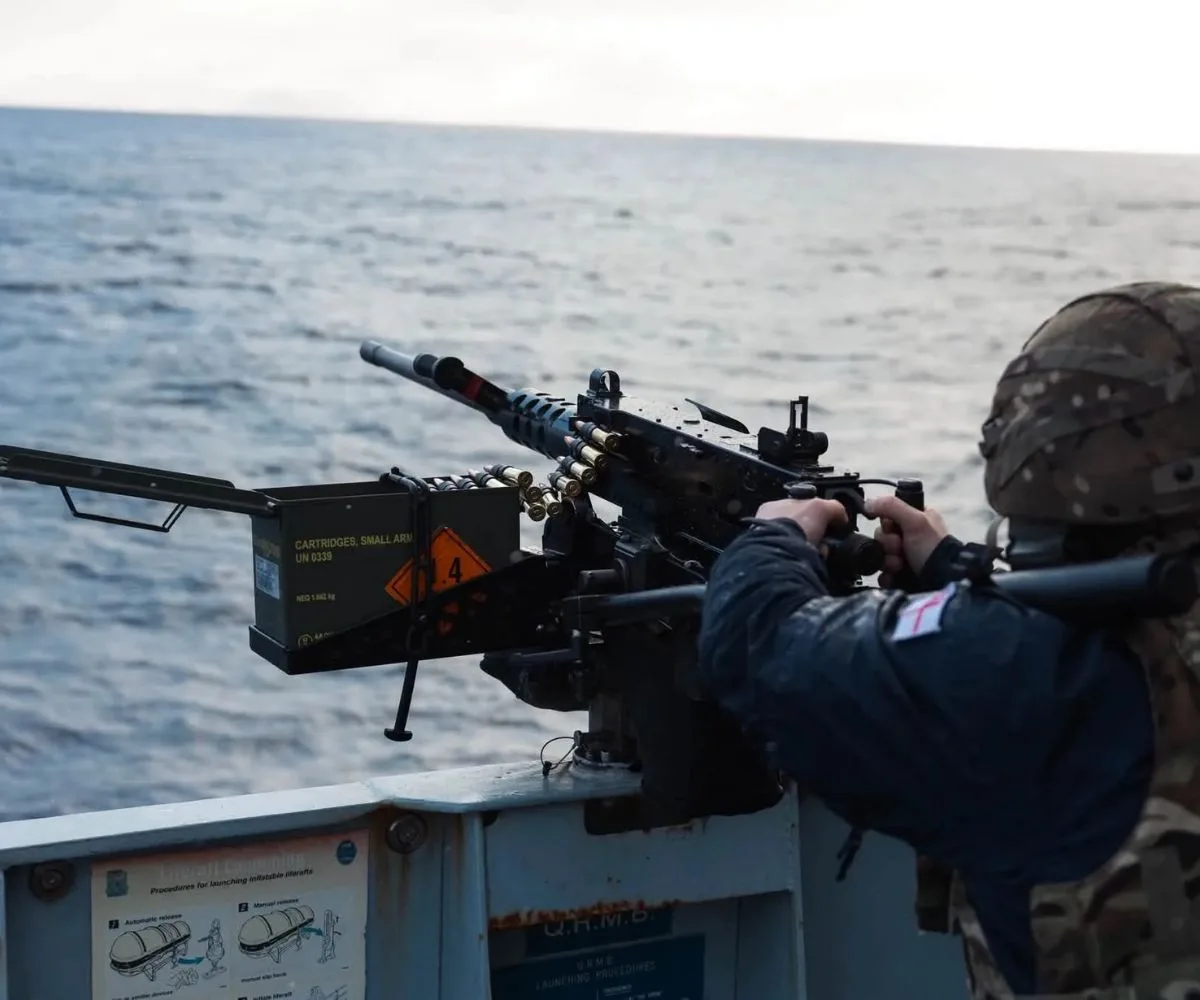 Un efectivo de la Marina Real británica realiza disparos de práctica con una ametralladora pesada a bordo del patrullero HMS Medway durante la Operación Southern Vigilance, desarrollada a finales de julio de 2026 en el límite de la Zona de Conservación de las Islas Malvinas. Imagen ilustrativa.