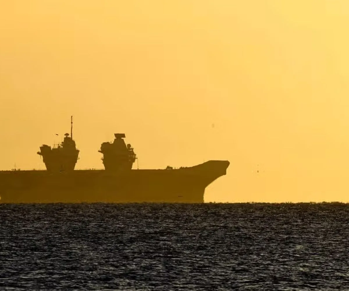El HMS Queen Elizabeth navegando por la bahía de Belfast