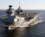 El portaaviones de la Real Marina británica, HMS Queen Elizabeth, llega a la bahía de Belfast, en Irlanda del Norte, tras más de 60 años