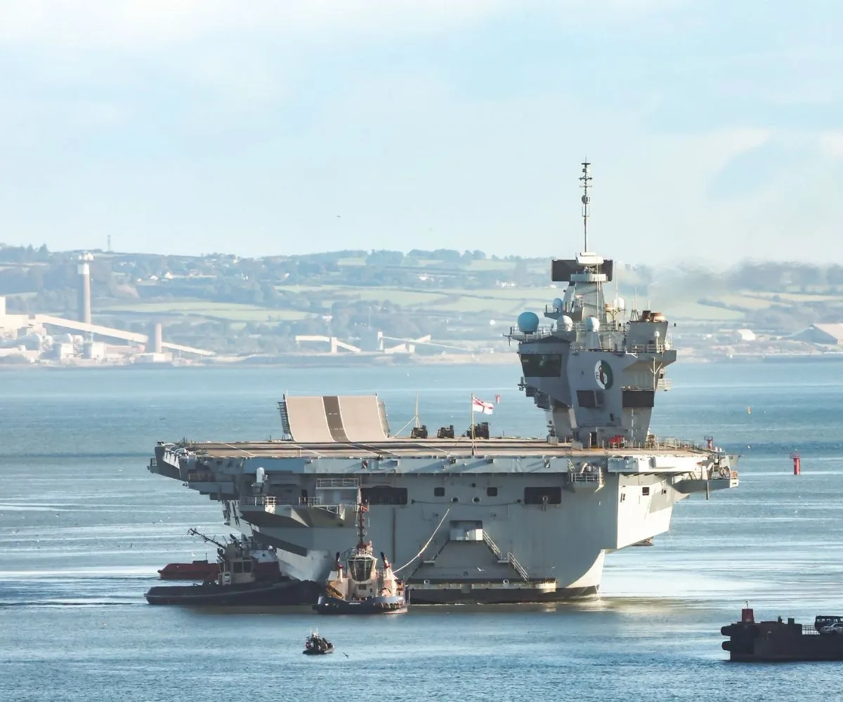 El puerto de Belfast, en Irlanda del Norte, recibe al portaaviones británico HMS Queen Elizabeth
