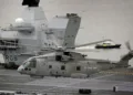 Un helicóptero AgustaWestland Merlin HM2 del Escuadrón Aéreo Naval 820 de la Royal Navy sobrevuela el portaaviones HMS Queen Elizabeth (R08) durante las pruebas de mar frente a la costa de Escocia, el 26 de junio de 2017. Imagen ilustrativa