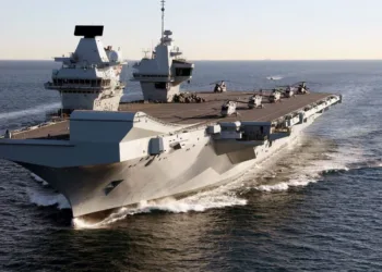 El portaaviones de la Real Marina británica, HMS Queen Elizabeth, llega a la bahía de Belfast, en Irlanda del Norte, tras más de 60 años