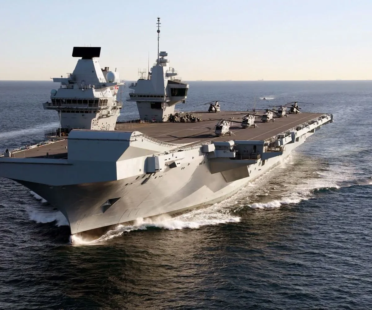 El portaaviones de la Real Marina británica, HMS Queen Elizabeth, llega a la bahía de Belfast, en Irlanda del Norte, tras más de 60 años