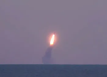 La DGA anuncia el exitoso primer tiro de prueba del misil estratégico M51.3 desde el submarino nuclear Le Vigilant de la Marina francesa, realizado en el mar, sin carga nuclear, para validar el sistema de armas. Créditos: DGA.