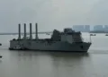 Buque de apoyo para UUVs (vehículos submarinos no tripulados) de gran tamaño, en un astillero del sur de China (no en Hudong-Zhonghua) y cuenta con seis brazos grandes en la popa para lanzar y recuperar XXLUUVs. Créditos: Karotasu.
