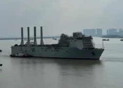 Buque de apoyo para UUVs (vehículos submarinos no tripulados) de gran tamaño, en un astillero del sur de China (no en Hudong-Zhonghua) y cuenta con seis brazos grandes en la popa para lanzar y recuperar XXLUUVs. Créditos: Karotasu.