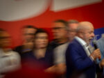 El presidente de Brasil, Luis Ignacio Da Silva Lula, habla en su bunker tras la derrota en primera vuelta de las elecciones presidenciales. Crédito: Rocco Famularo / Escenario Mundial
