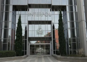 Vista de la entrada de la sede de la agencia policial internacional, Interpol, en Lyon, Francia, el jueves 17 de septiembre de 2026.