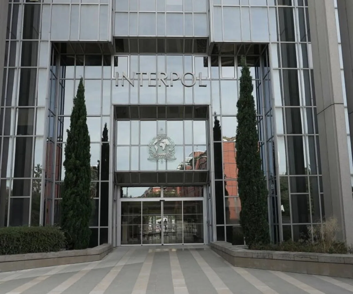 Vista de la entrada de la sede de la agencia policial internacional, Interpol, en Lyon, Francia, el jueves 17 de septiembre de 2026.