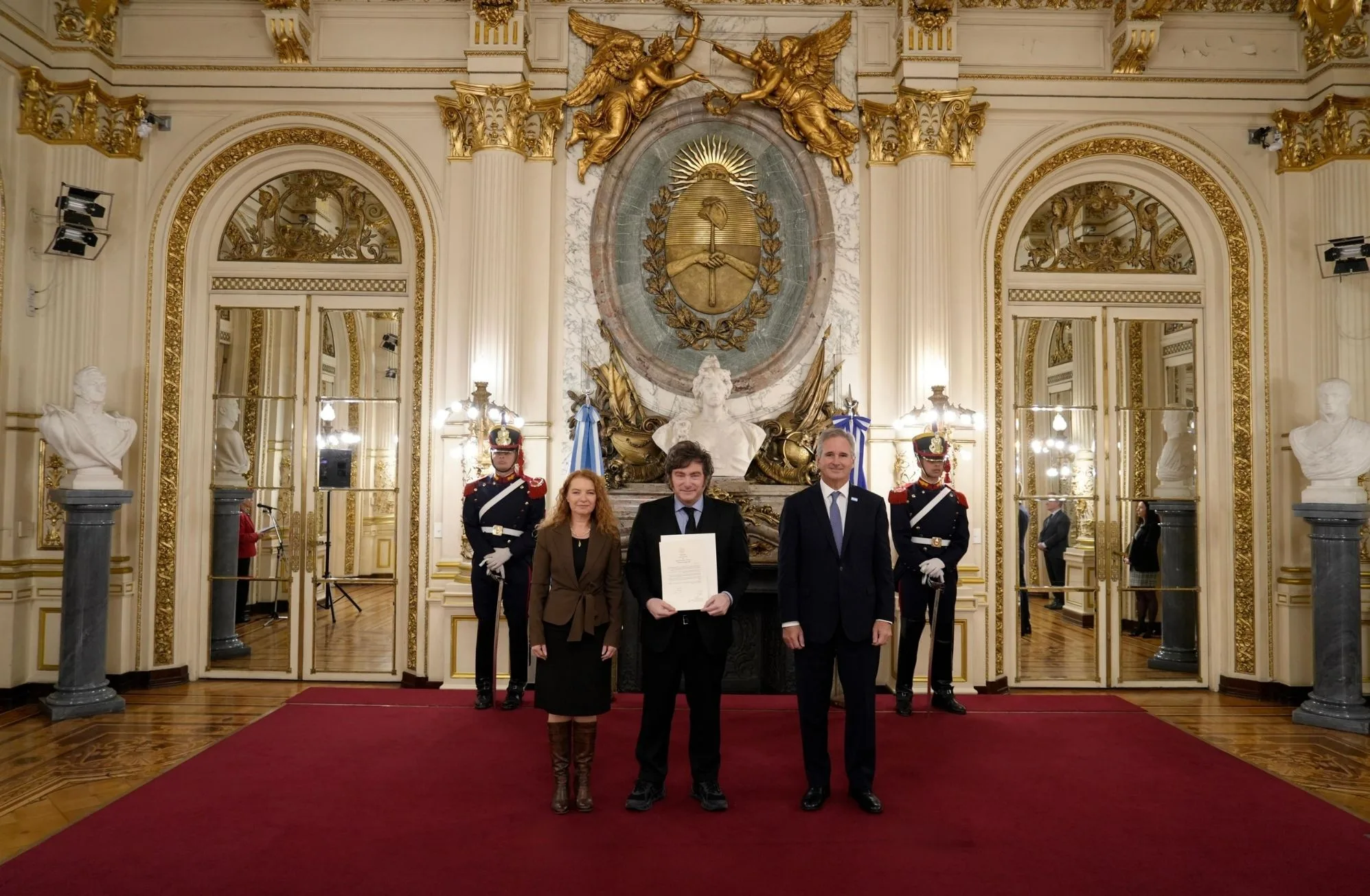 El Presidente Javier Milei, acompañado por el Canciller Pablo Quirno, recibió en el Salón Blanco de Casa Rosada las cartas credenciales la Embajadora del Estado de Israel, Ahuva Spieler Reshef