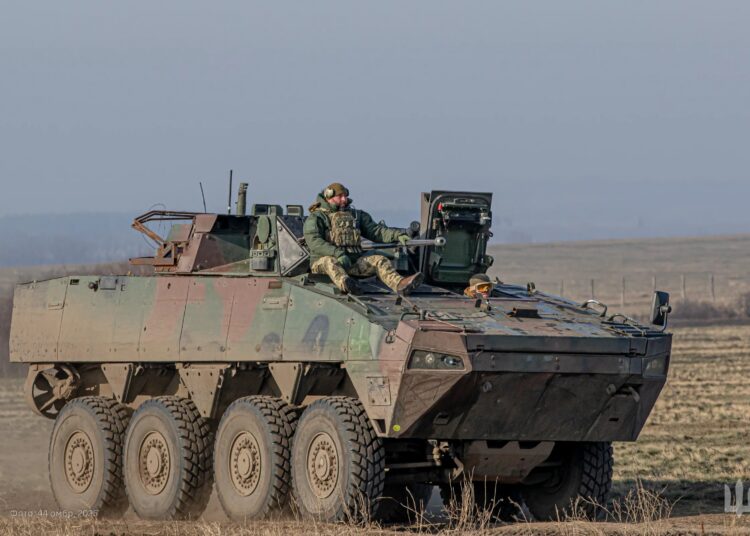 Vehículo blindado APC KTO Rosomak fabricado en Polonia en servicio con la 44ª Brigada Mecanizada. Créditos: Ministerio de Defensa de Ucrania.