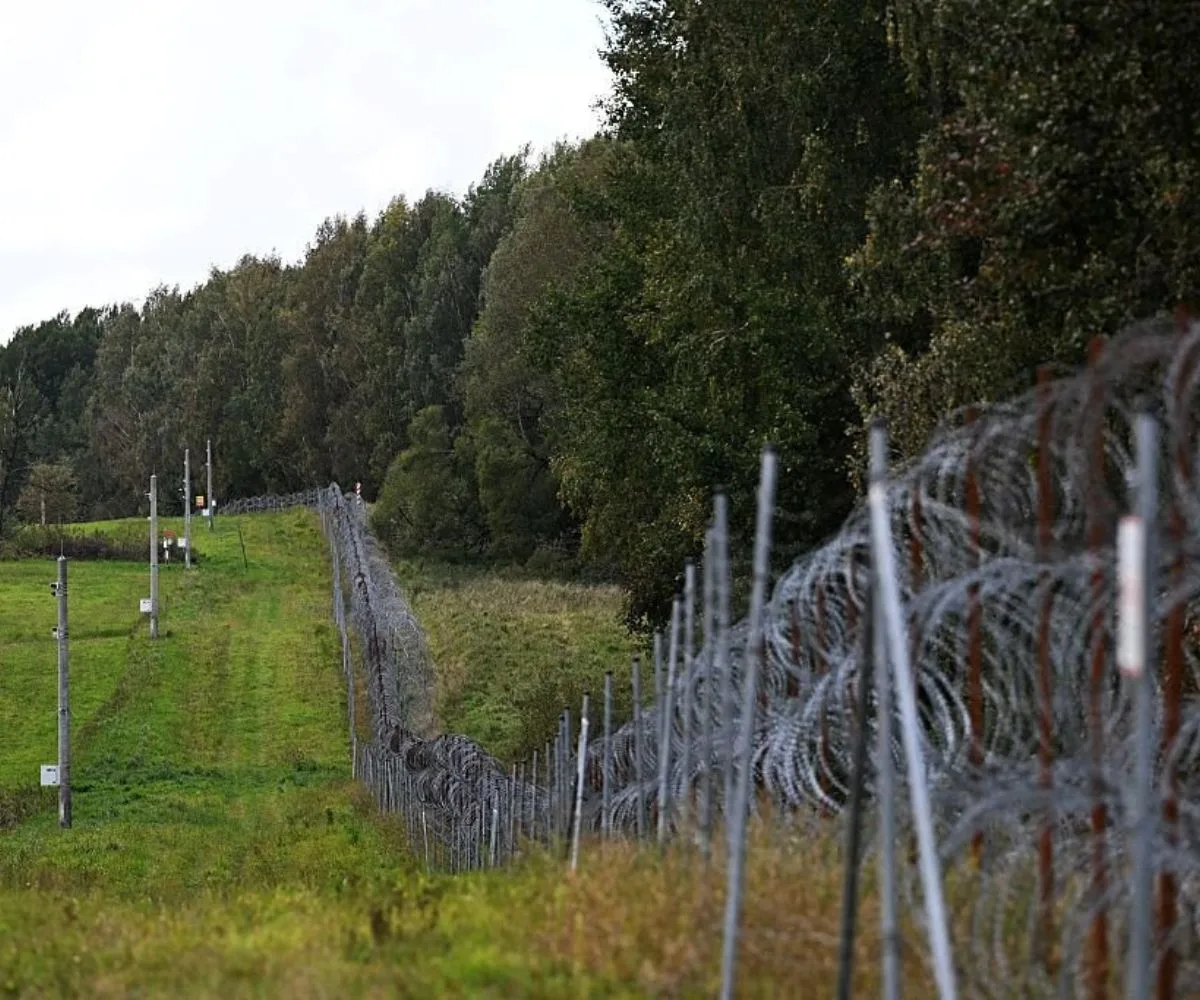 Valla de alambre de púas a lo largo de la frontera polaco-lituana con el enclave ruso de Kaliningrado, cerca de la aldea de Grzybina, en el voivodato de Podlaskie, cerca del paso de Suwalki, el 26 de septiembre de 2026. Imagen ilustrativa