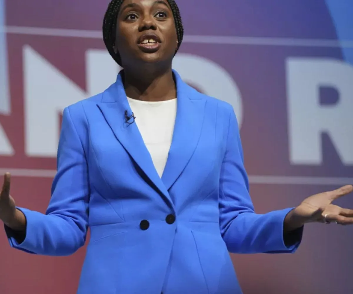 La diputada y líder del Partido Conservador, Kemi Badenoch, en su intervención en la conferencia anual del Partido Conservador en Birmingham
