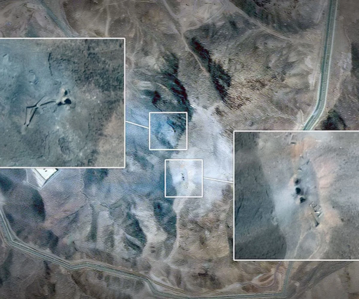 Emplazamiento de Pickaxe Mountain, conocido también como Kuh-e Kolang Gaz, visible en el centro de esta imagen, se encuentra a 1,6 km al sur de las instalaciones de Natanz, objetivo militar de Estados Unidos