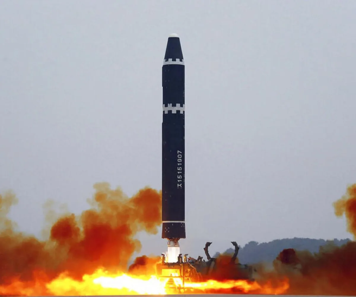 Lanzamiento de un misil balístico intercontinental Hwasong-15 en el aeropuerto internacional de Piongyang, en Piongyang, Corea del Norte, el 18 de febrero de 2023. Imagen ilustrativa