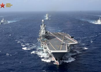 Portaaviones Liaoning al este del Estrecho de Miyako. Créditos: China Military Bugle.