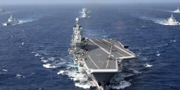 Portaaviones Liaoning al este del Estrecho de Miyako. Créditos: China Military Bugle.