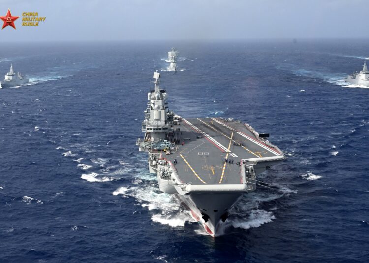 Portaaviones Liaoning al este del Estrecho de Miyako. Créditos: China Military Bugle.