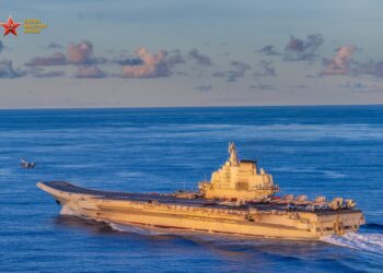 El grupo de portaaviones Liaoning de la Armada china zarpó hacia el Pacífico Occidental para realizar entrenamientos rutinarios anuales y mejorar sus capacidades operativas el 14 de octubre de 2026. Créditos: China Military Bugle.